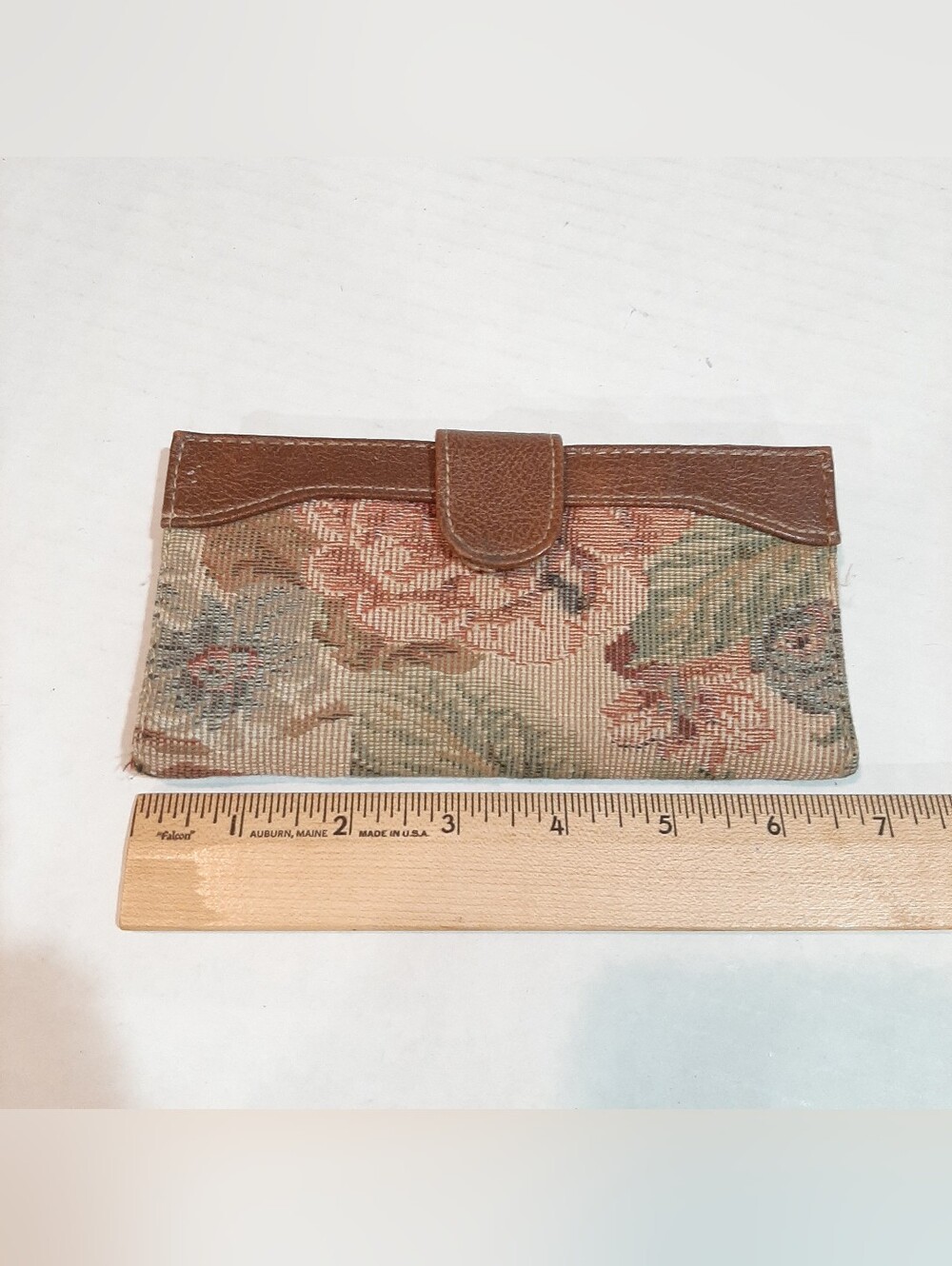 🛍Vintage-style floral tapestry checkbook wallet w/ brown faux leather trim snap